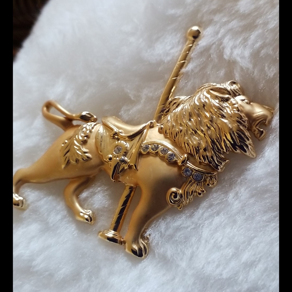 Rhinestone Lion Carousel Brooch Pin - Picture 3 of 8